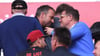 Max Eberl im blauen Strahlepulli und Teamchef Hansi Flick begrüßen sich beim Spiel RB gegen die Bayern