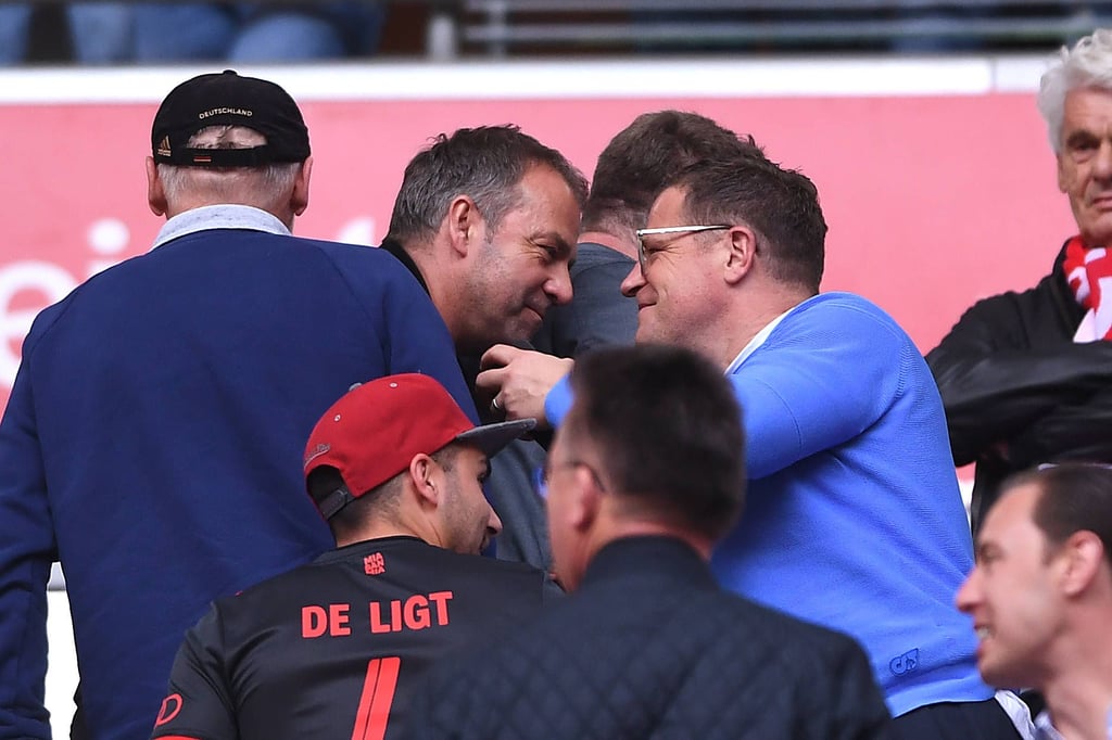 Max Eberl im blauen Strahlepulli und Teamchef Hansi Flick begrüßen sich beim Spiel RB gegen die Bayern