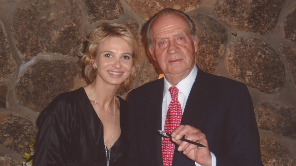 Der damalige spanische König Juan Carlos und seine damalige enge Freundin Corinna zu Sayn-Wittgenstein in einer Szene der Serie „Juan Carlos - Liebe, Geld, Verrat“.