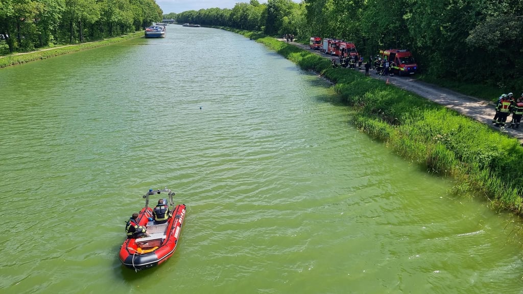 Ein Rettungsboot ist auf dem Mittellandkanal unterwegs.