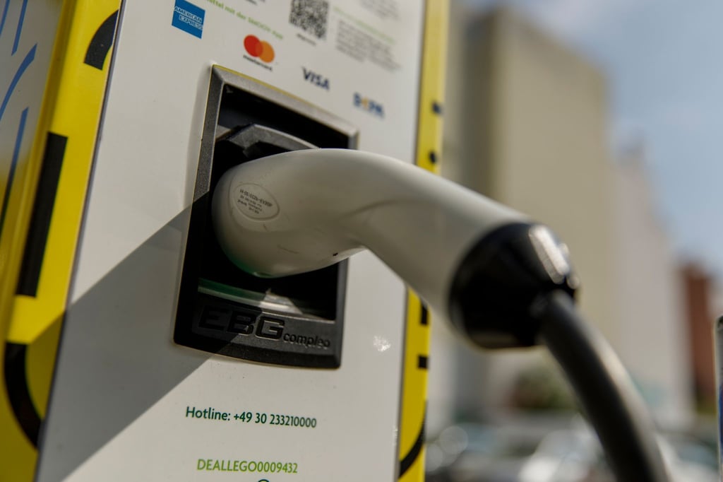 Ein Stecker eines Ladekabels steckt in einer Ladestation für Elektroautos.