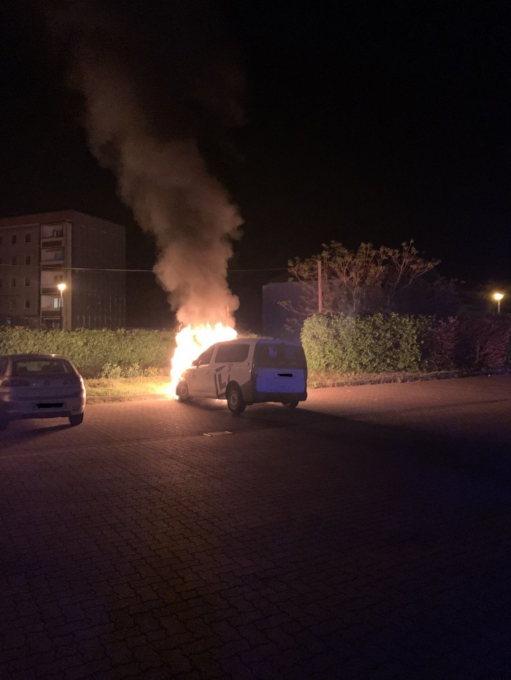 Ein VW brannte auf einem Parkplatz in Quedlinburg komplett aus.