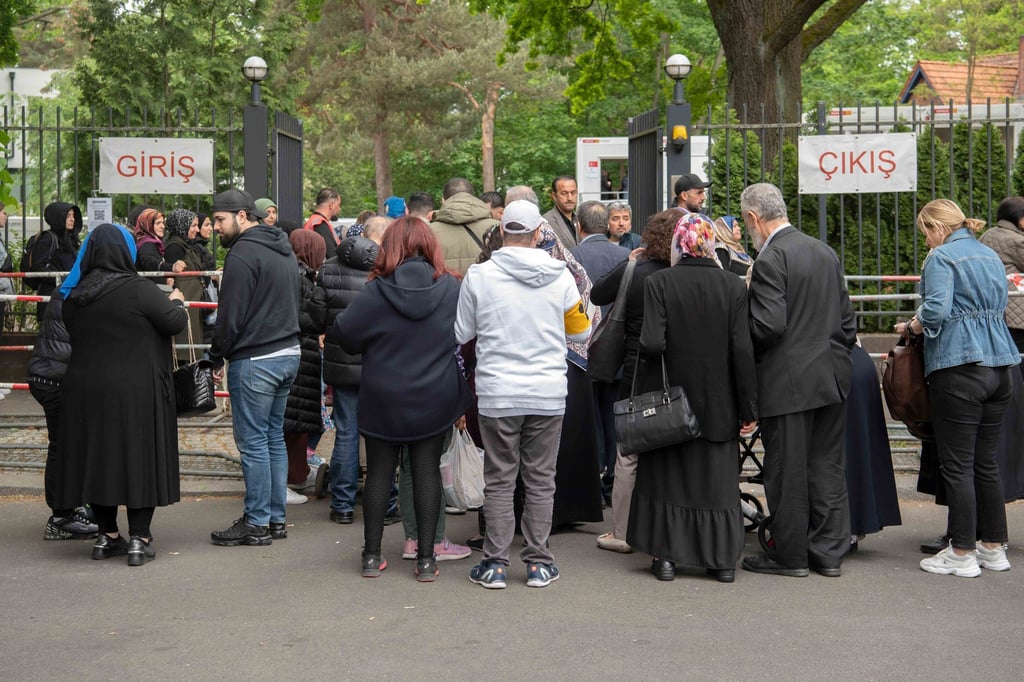 Dicht an dicht stehen in Deutschland lebende Türken am türkischen Konsulat.