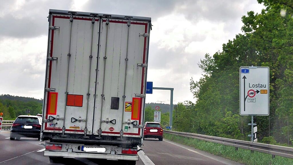 Auf der Autobahn 2 wird in Fahrtrichtung Berlin im Bereich der Anschlussstelle Lostau auf das Durchfahrtsverbot für Lkw hingewiesen.