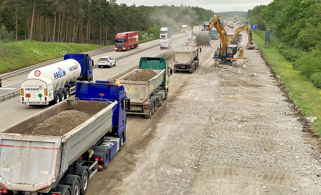 Im Abschnitt zwischen den Anschlussstellen Lostau und Burg-Ost ist auf der Autobahn 2 damit begonnen worden, die Fahrbahn Richtung Berlin abzutragen.