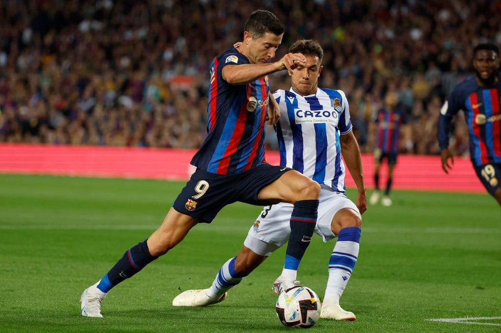 Robert Lewandowski (l) und der FC Barcelona unterlagen Real Sociedad mit 1:2.