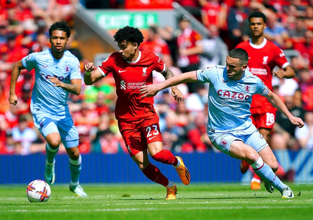 Luis Diaz (M) und Liverpool kassierten im Kampf um die Champions-League-Qualifikation einen Rückschlag.