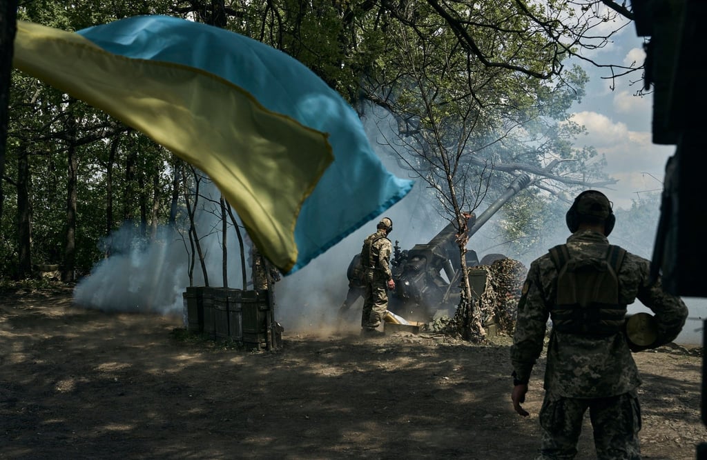 Ukrainische Soldaten feuern eine Kanone in der Nähe von Bachmut ab.