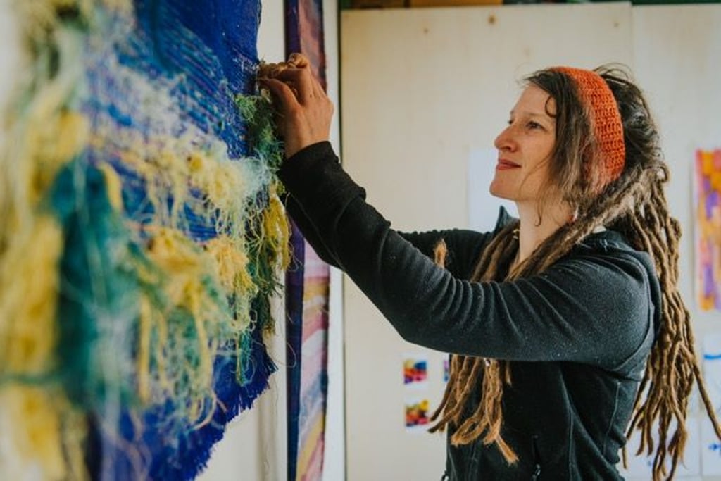 Strahlende Pflanzenfarben: Mariella Gänsewig arbeitet an einem Kunstwerk.