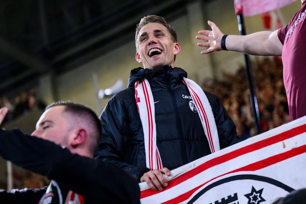 Freiburgs Nils Petersen jubelt nach dem Spiel bei den Fans und wird verabschiedet.