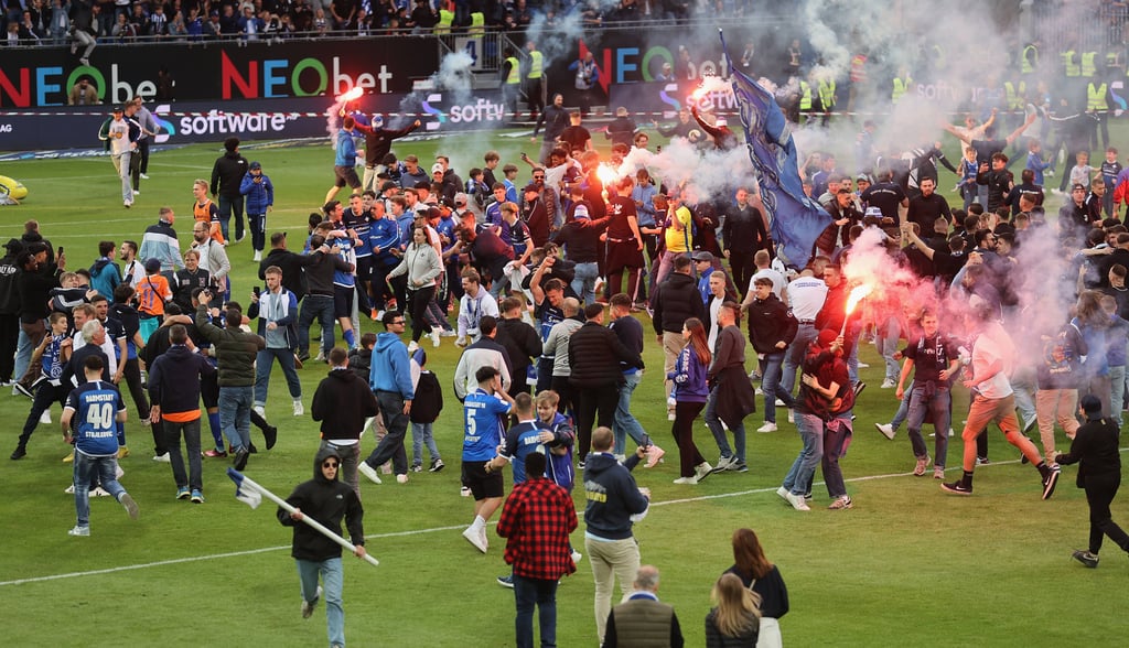 Darmstadt 98 feiert die Rückkehr in die Bundesliga mit seinen Fans.