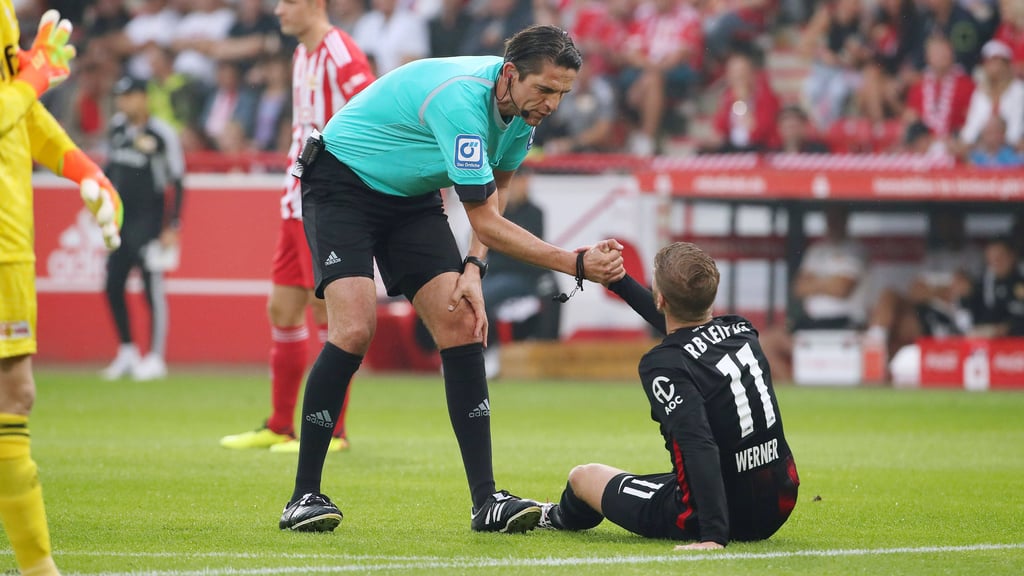 Schiedsrichter Deniz Aytekin hilft Timo Werner hoch.