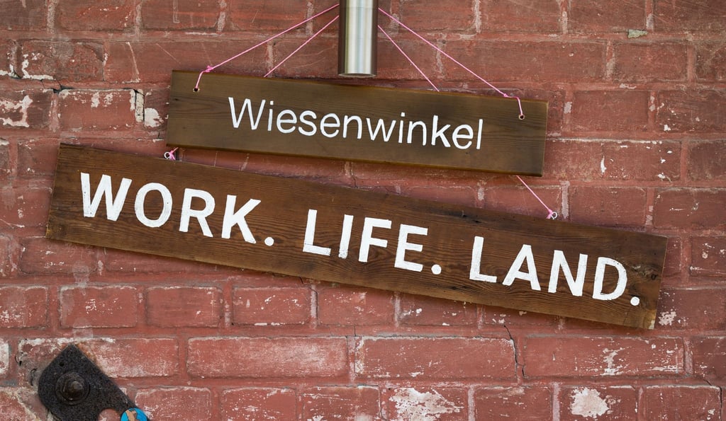 „Work. Life. Land“ steht auf einem Schild während der „Kulturellen Landpartie“