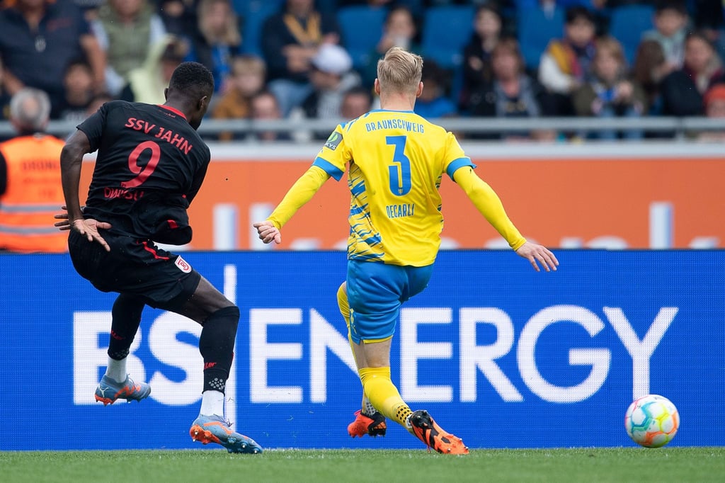 Regensburgs Prince Osei Owusu (l) schießt das Tor zum 2:1.