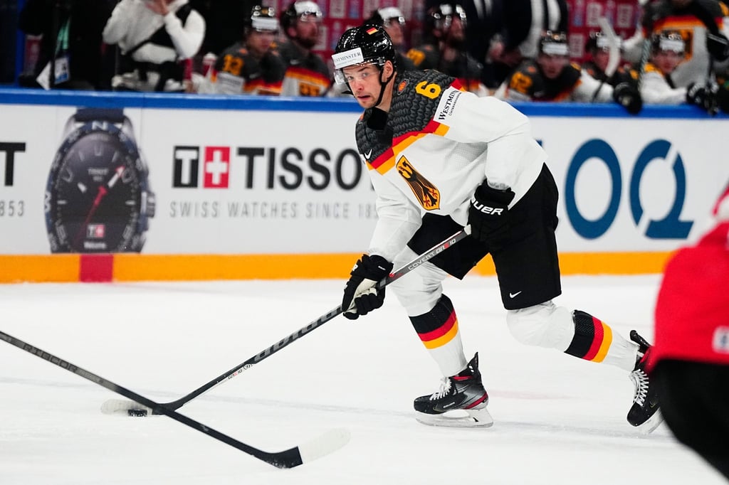 Deutschlands Kai Wissmann kontrolliert den Puck.