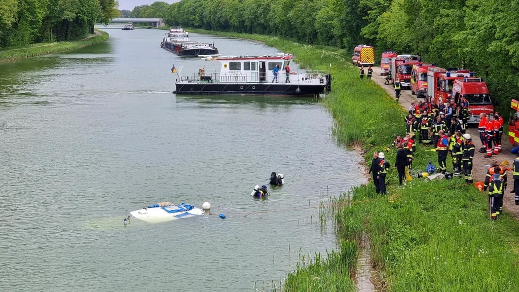 Ein Rettungsboot ist auf dem Mittellandkanal unterwegs.