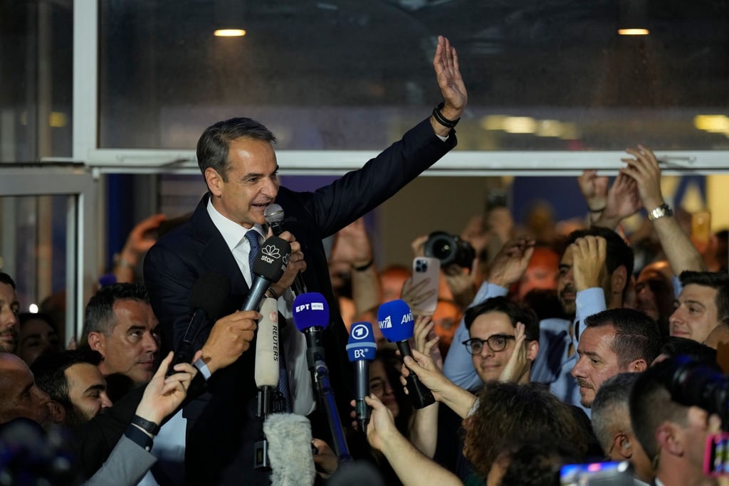Kyriakos Mitsotakis spricht in der Zentrale seiner Partei zu seinen Anhängern.