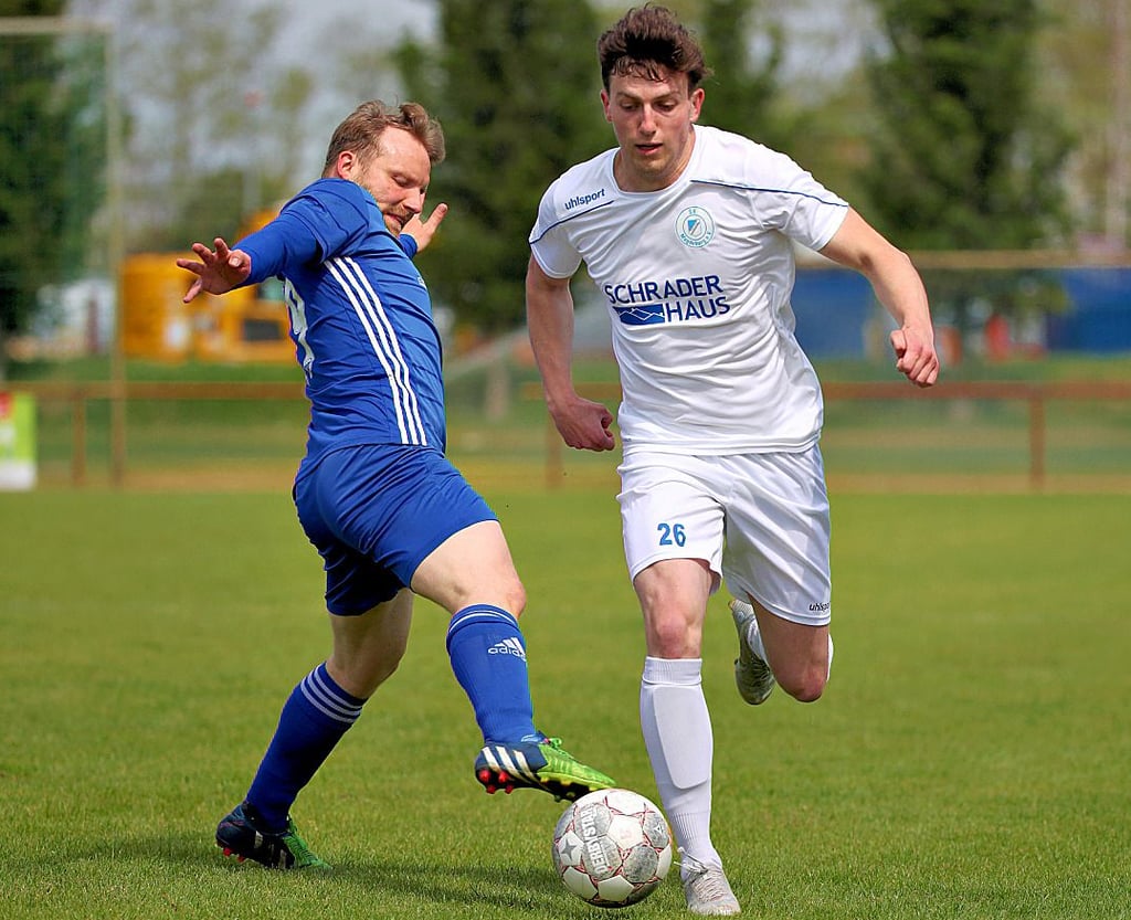 Läuft hier Dölaus Stefan Horlbog (l.) davon: Luis Hoffmann vom SV Fortuna, der mit seinem Team einen Heimsieg verbuchte.
