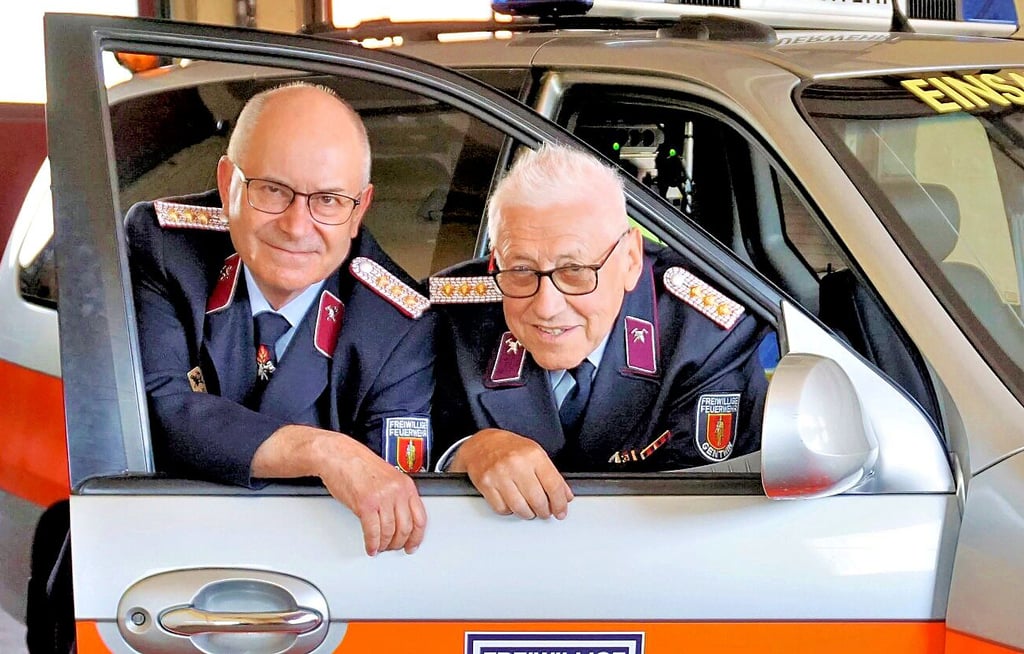 Achim Schmechtig und Georg Witt können ganz entspannt durchs Beifahrerfenster des Einsatzleitfahrzeuges schauen.