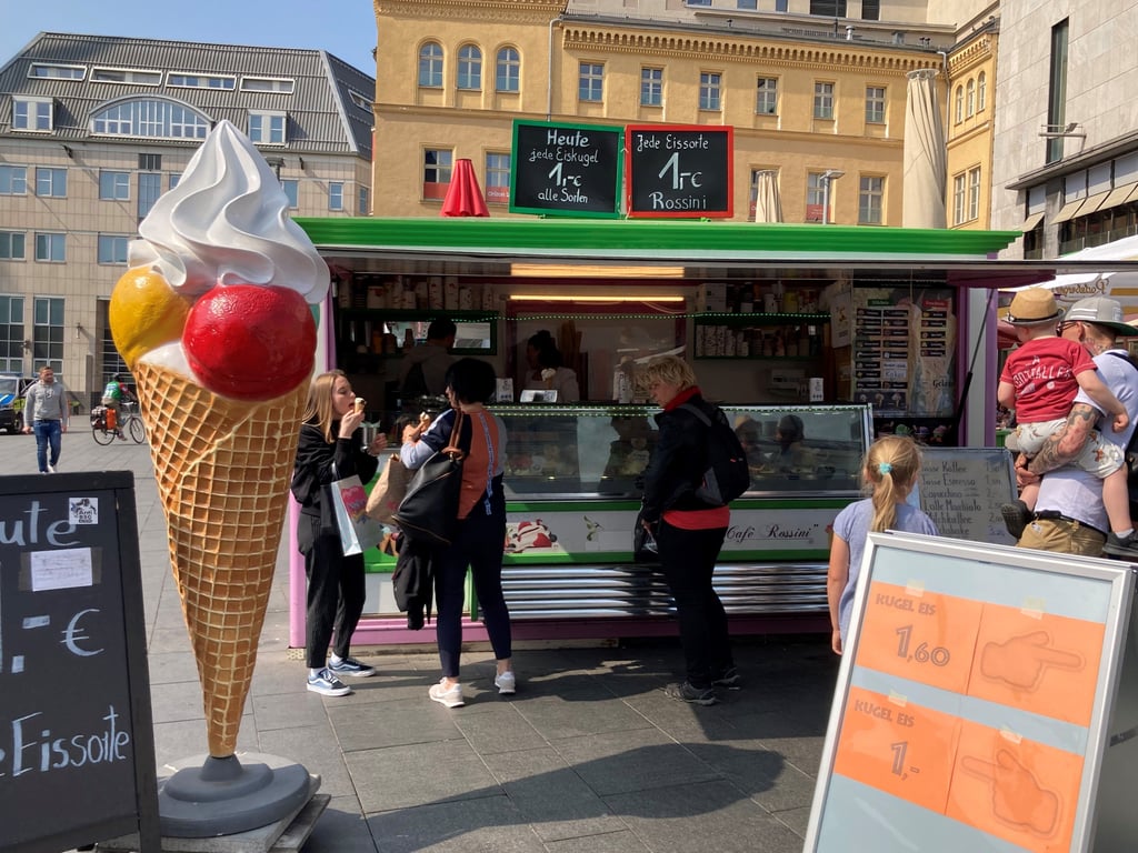 Am „Rossini“ auf dem Marktplatz in Halle stehen Eiskunden an.