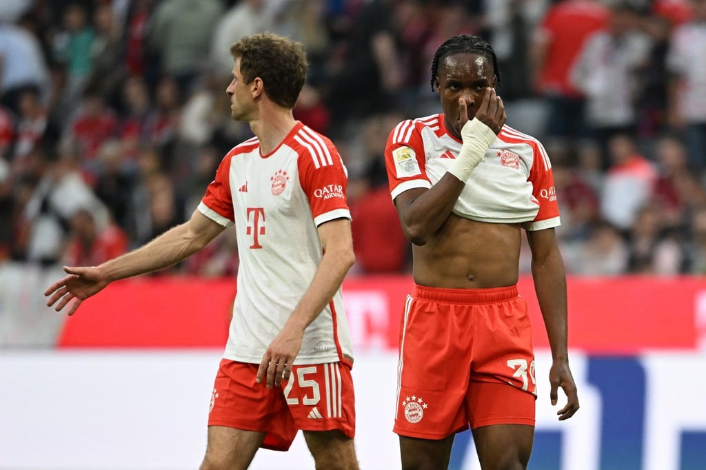 Nach der 1:3-Niederlage gegen Leipzig blickt man bei Mathys Tel (r) und Thomas Müller in enttäuschte Gesichter.