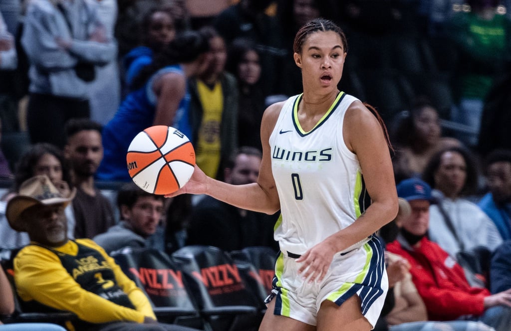Die deutsche Basketballerin Satou Sabally von den Dallas Wings dribbelt den Ball.
