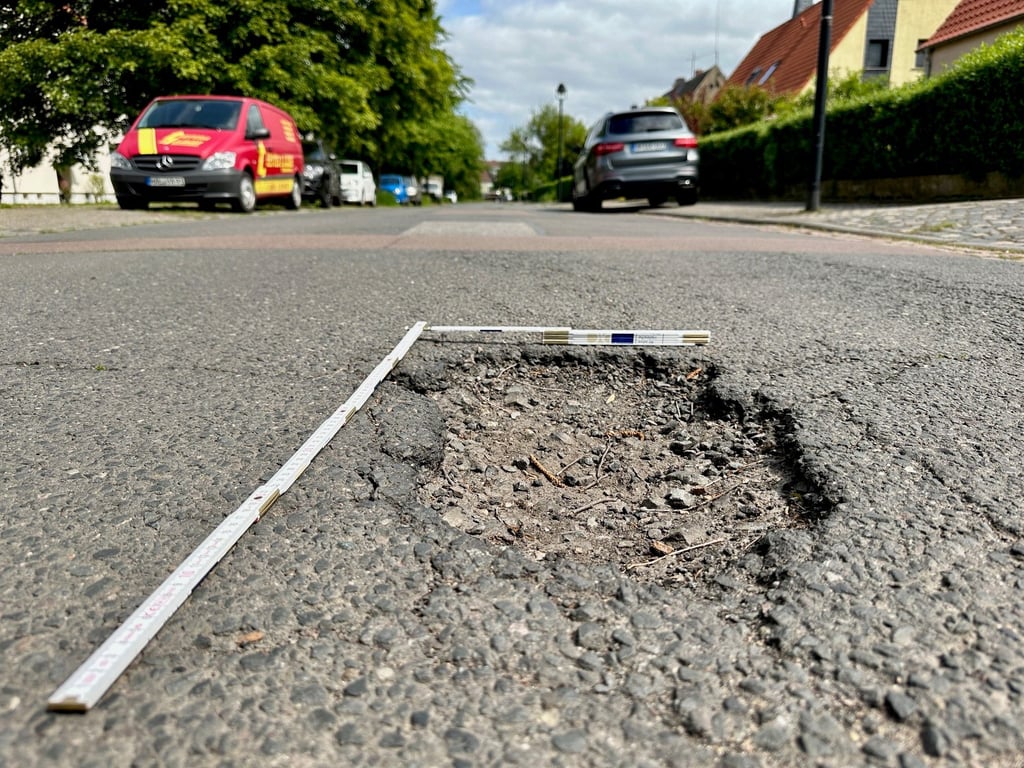 So wie hier in der Emil-Schuster-Straße in Seeben sehen viele kaputte Straßen in Halle aus. Erst kommen Risse, dann platzt der Asphalt auf - ein Schlagloch entsteht.