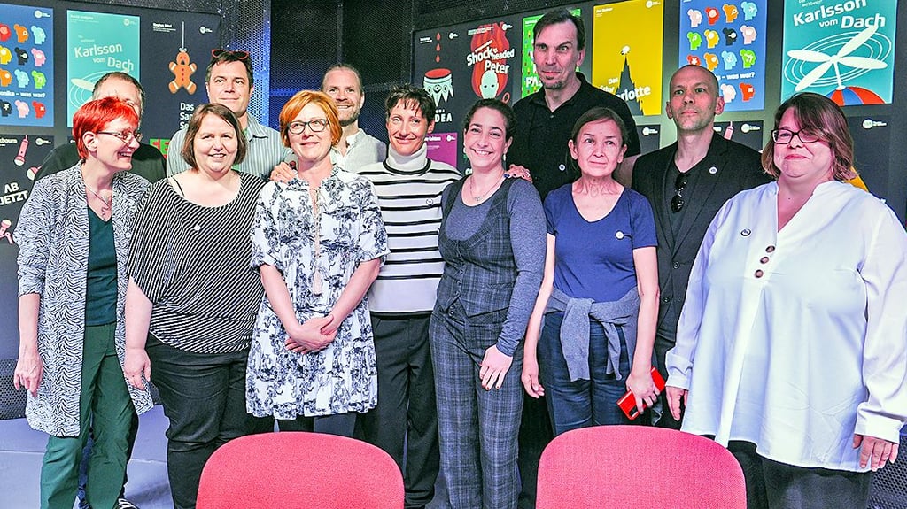 Das Team von Intendantin Dorotty Szalma (Mitte) stellte das Programm für die kommende Spielzeit 2023/2024 vor.