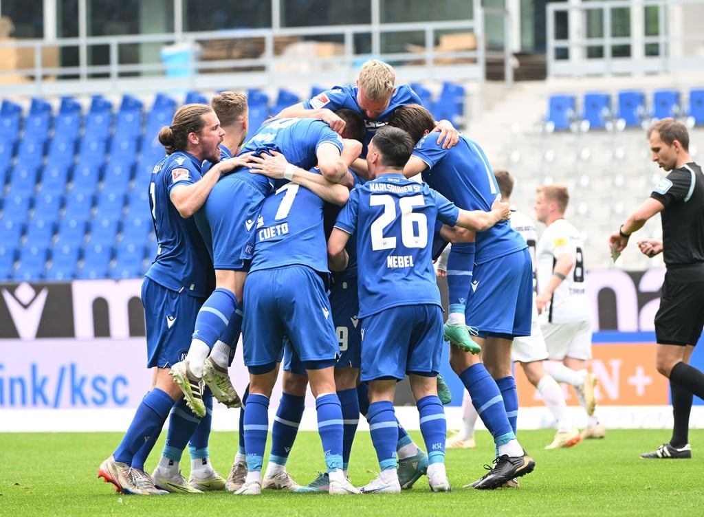 Der KSC bejubelt einen späten Sieg gegen Kaiserslautern.
