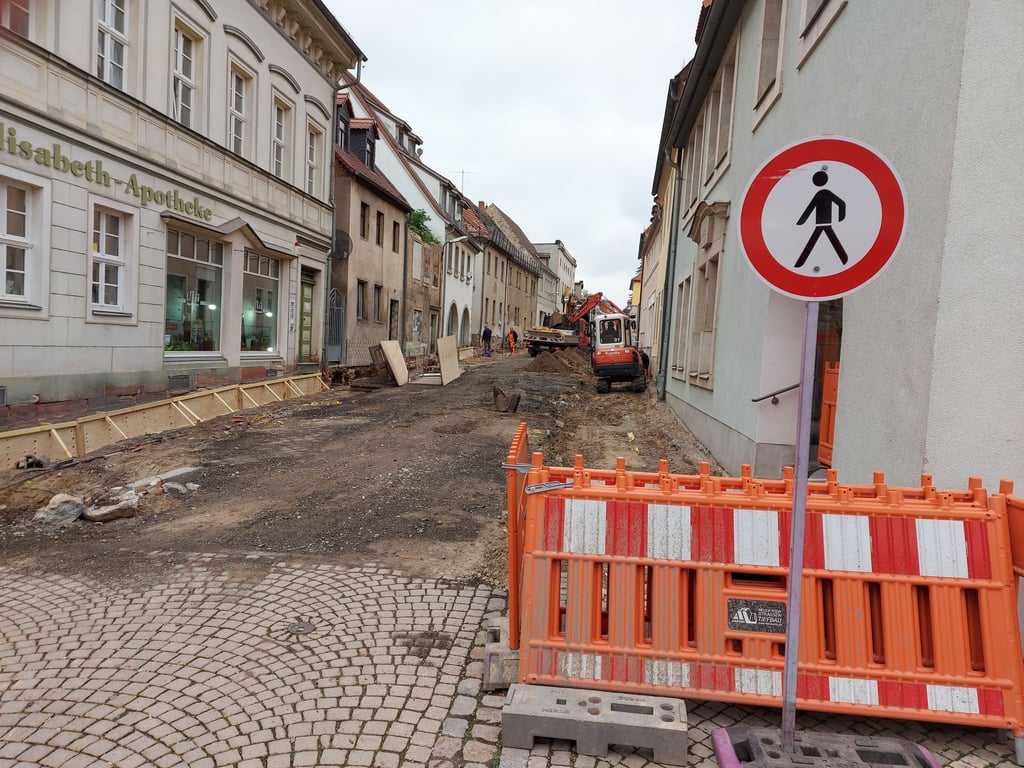 Am unteren Teil der Oberstraße wird derzeit gebaut. Bis ins Frühjahr 2024 hinein folgen im Zuge der Sanierung weitere Abschnitte.