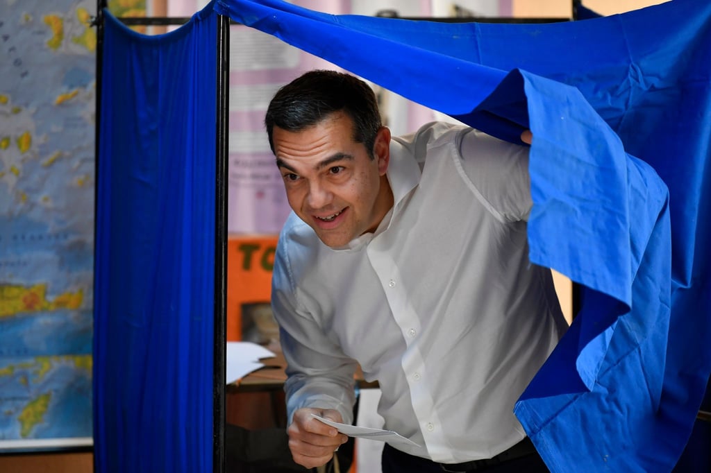 Der Vorsitzende der Oppositionspartei Syriza Alexis Tsipras verlässt eine Wahlkabine bei der Stimmabgabe zur Parlamentswahl.