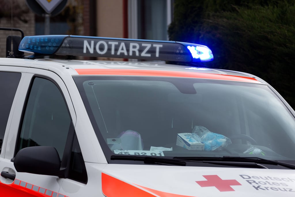 Der 20-Jährige und die 19-Jährige wurden in Krankenhäuser gebracht.