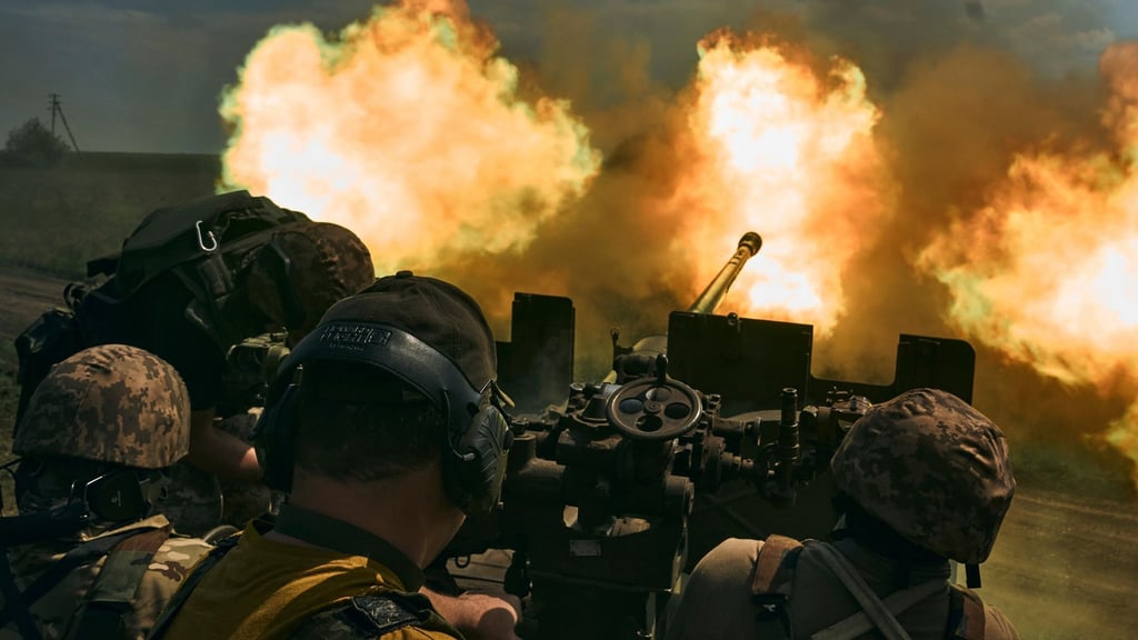 Ukrainische Soldaten feuern eine Kanone in der Nähe von Bachmut ab.