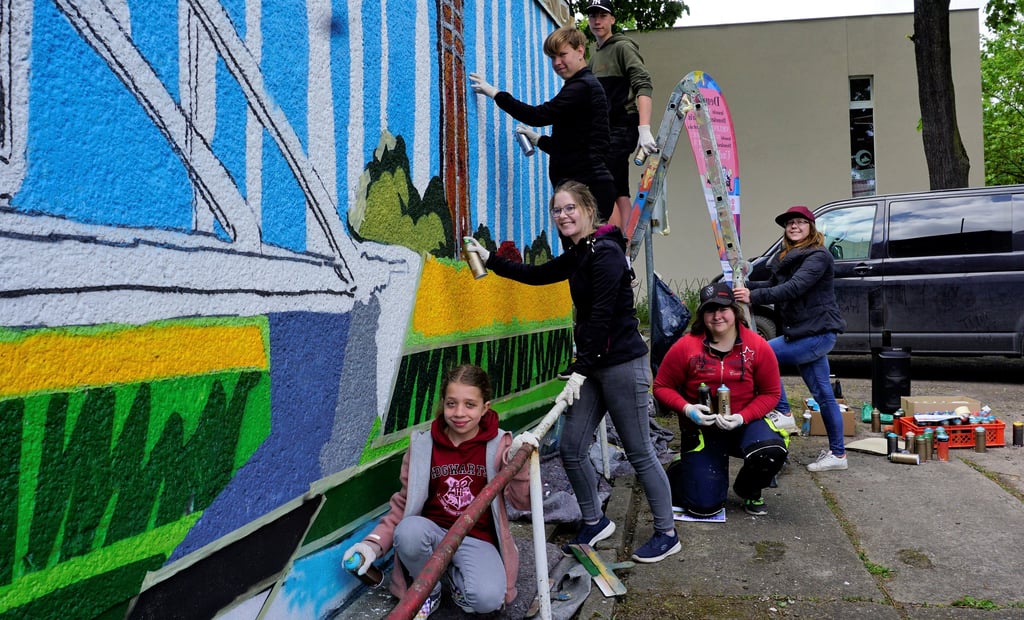 Mayen Miehe, Jessica Jeschinski, Alexander Sauermilchh, Max Meißner, Nina Pintzke und Charlyn Kristin Schulz in Aktion an der Fassade Ecke Große/Kleine Schulstraße.