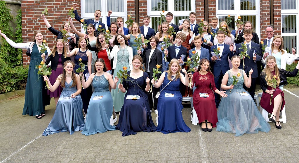 In zwei Feierstunden erhielten die 70 jungen Leute aus den Regionen Klötze und Beetzendorf ihre Jugendweihe. Als nach er zweiten Feierstunde das Gruppenfoto gemacht ist, wich die Anspannung. Die Jugendlichen trauten sich, laut zu jubeln.