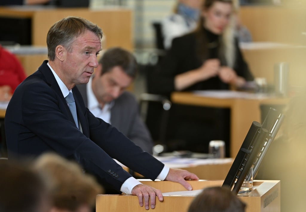 Raymond Walk, CDU-Abgeordneter, spricht während einer Landtagssitzung.
