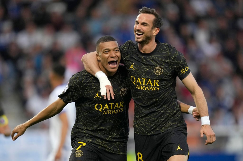 Traf beim Sieg in Auxerre doppelt: PSG-Stürmer Kylian Mbappé (l).