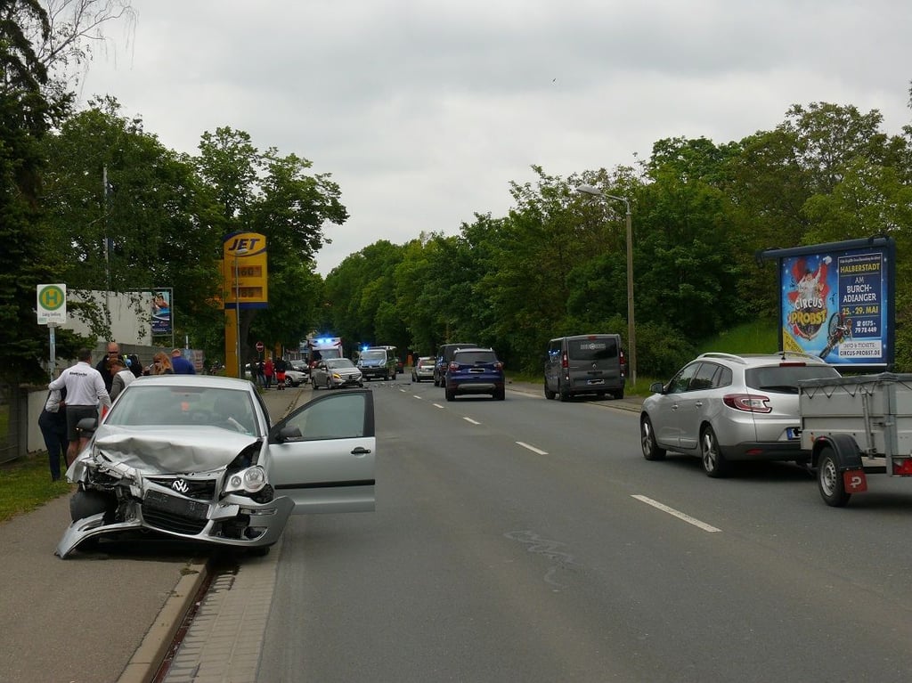 Vor einer Jet-Tankstelle ist es in der Harzstraße in Halberstadt im Harz zu einem Unfall mit einer schwerverletzten Frau gekommen. Foto: