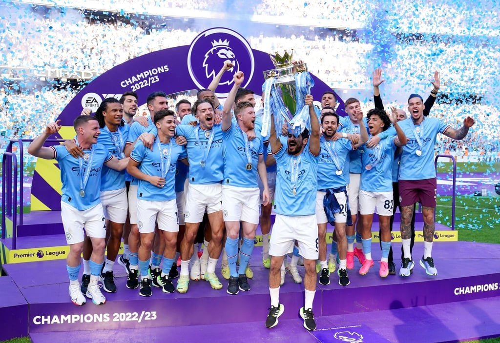 City-Kapitän Ilkay Gündogan stemmt die Premier-League-Trophäe in die Luft.