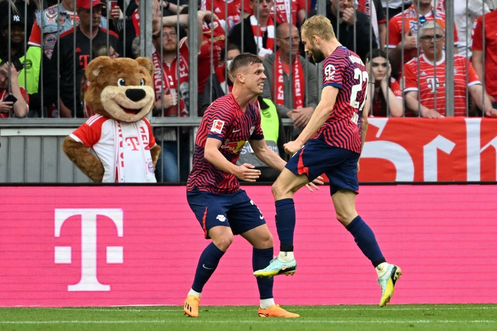 Leipzigs Konrad Laimer (r) jubelt mit Leipzigs Dani Olmo über seinen Treffer zum 1:1.