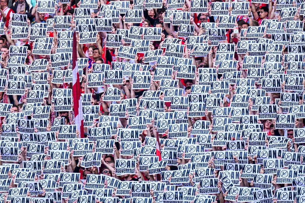 Vor dem Spiel gegen Leipzig halten Münchner Fans Schilder mit der Aufschrift „Koan Ausverkauf“ hoch.