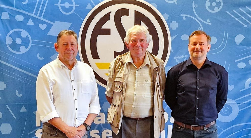 Sachsen-Anhalts Fußballverband (FSA) würdigte Arpad Horvath (Mitte) und zehn weitere im Land Geehrte mit einer exklusiven Reise ins Olympiastadion Berlin.