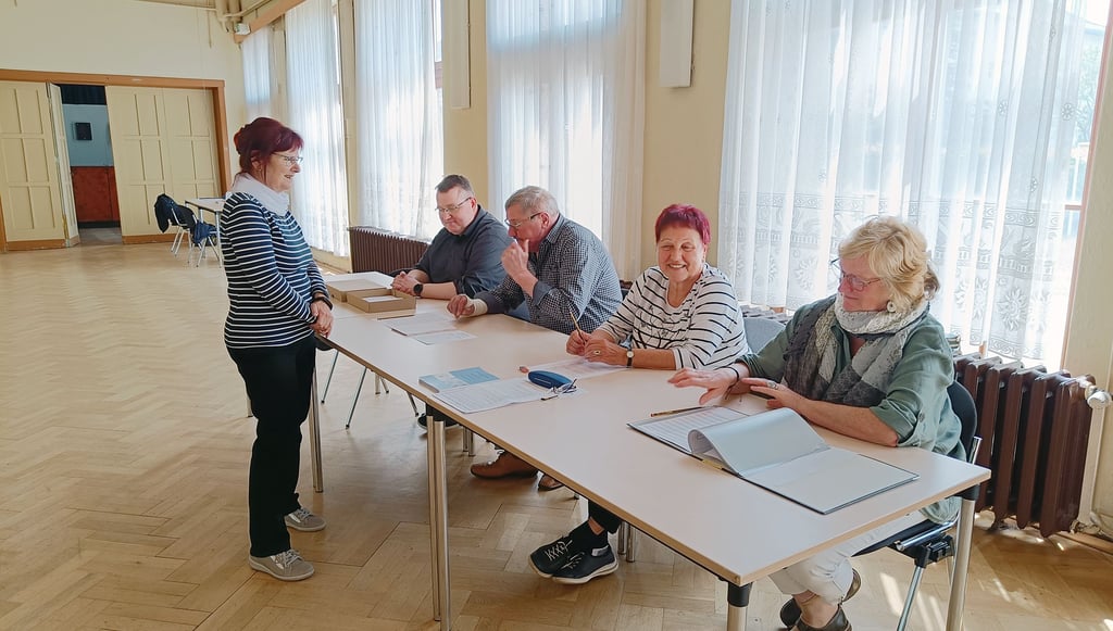 Im Wahllokal in Söllichau hatten bis zum Mittag etwa ein Fünftel der Wahlberechtigten ihre Stimme abgegeben.