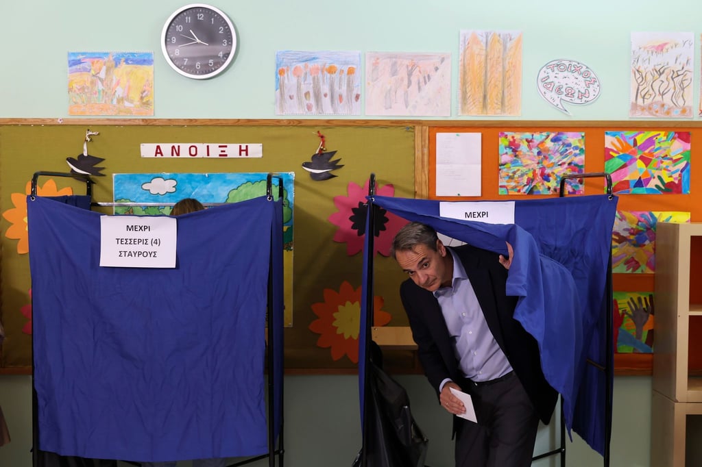 Der griechische Premierminister Kyriakos Mitsotakis verlässt eine Wahlkabine bei der Stimmabgabe zur Parlamentswahl.