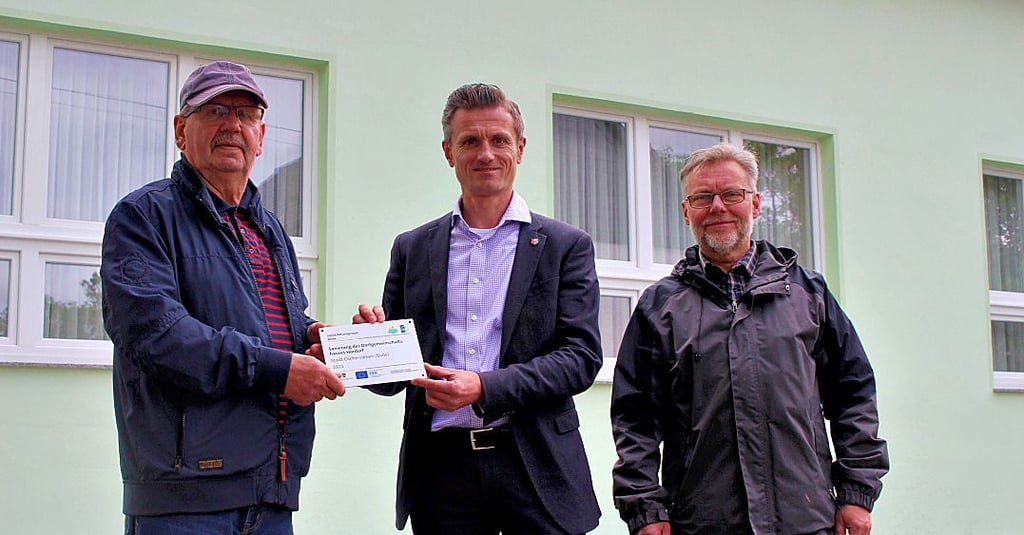 Auch der stellvertretende Ortsbürgermeister Frank Andres war dabei, als Benjamin Kanngießer das „Sanierungsschild“ an Norbert Kurzel (v. re.) übergab und so das Sanierungsende erklärte.