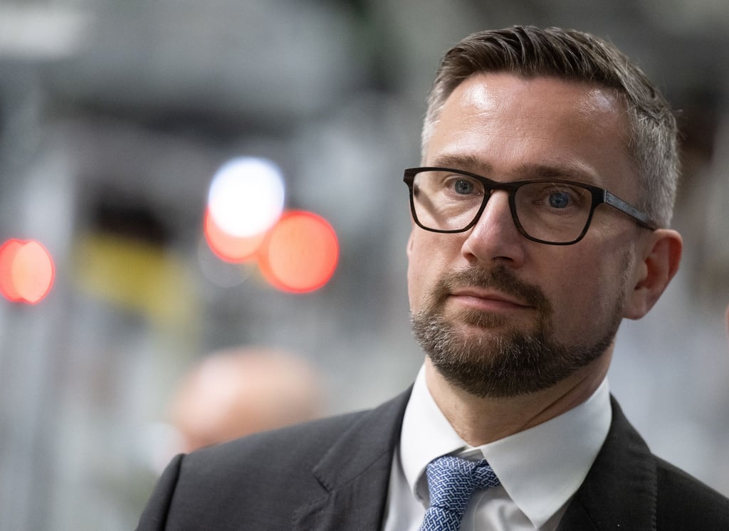 Martin Dulig (SPD), Wirtschaftsminister in Sachsen, während des Besuchs eines VW-Werks.