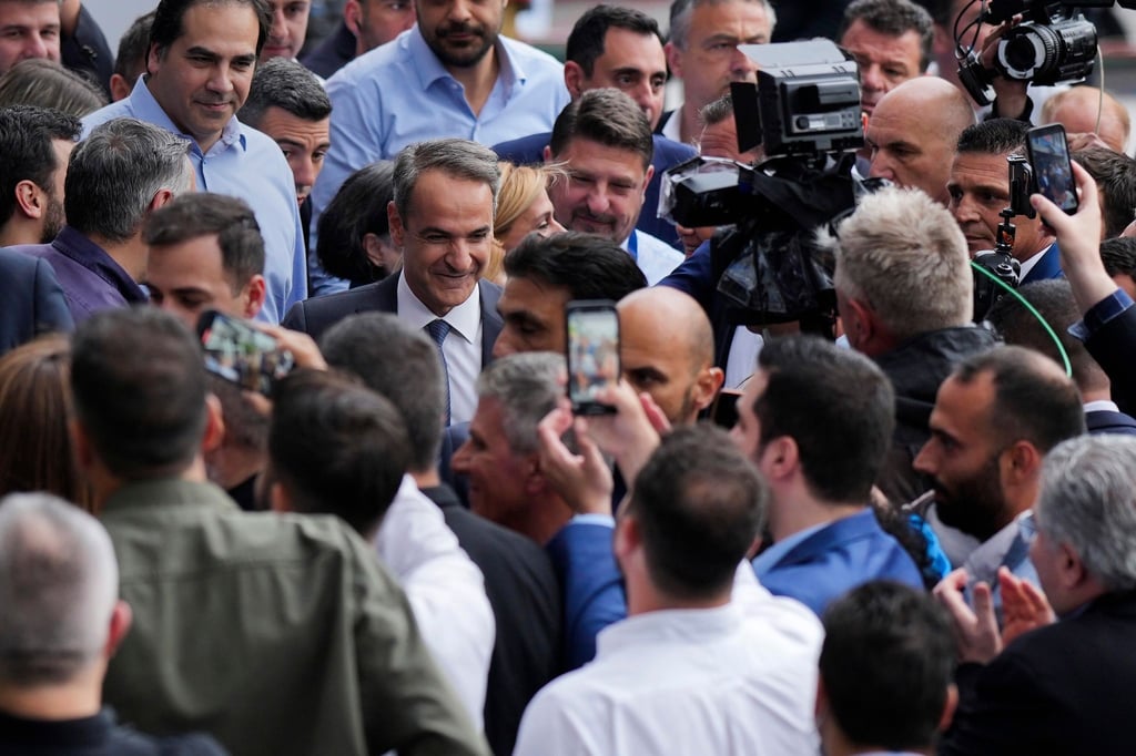 Ministerpräsident Kyriakos Mitsotakis kommt am Sitz seiner Partei an.