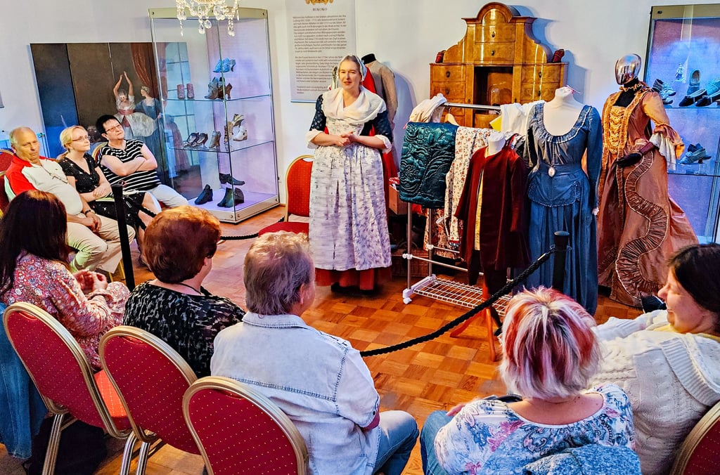 Die Leipziger Kostümschneiderin Ilka Sieler hat zur Finissage der Sonderschau „geschnürt & geputzt – die Mode des 18. Jahrhunderts“ einen interaktiven Vortrag über Aufbau, Funktion und Besonderheiten der Kleider und Stoffe von vor 300 Jahren gehalten.