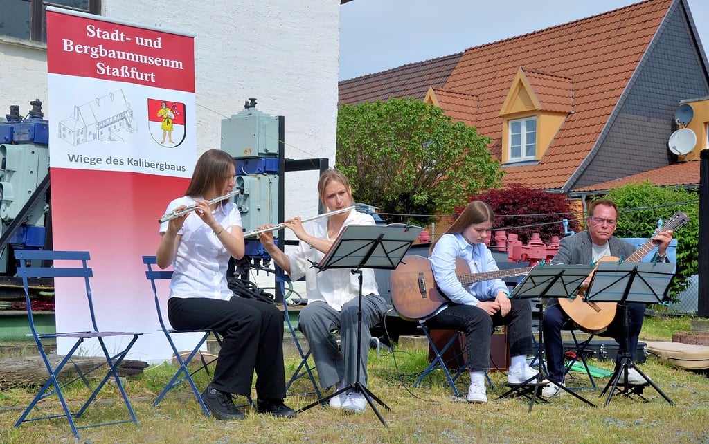 Die Privatmusikschule Volker Telge bot am warmen Sonntag unter freiem Himmel im Hof des Stadt- und Bergbaumuseums eine gelungene musikalische Untermalung bei der Eröffnung der neuen Sonderausstellungen.