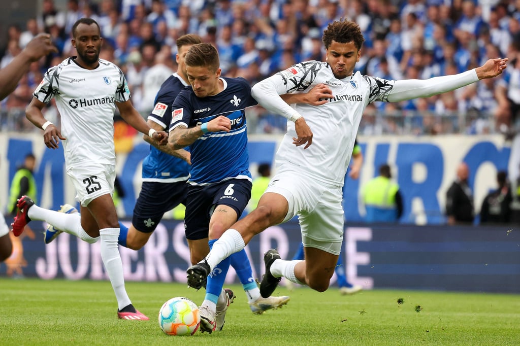 FCM-Verteidiger Jamie Lawrence (r.) hatte in Darmstadt viel zu tun.